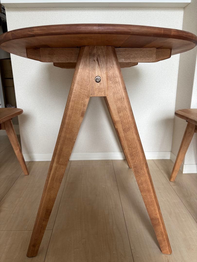 コンパクトなまあるいダイニングテーブル