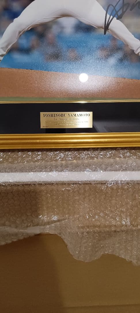 山本由伸直筆サイン入りドジャース ピッチングフォト特製フレーム