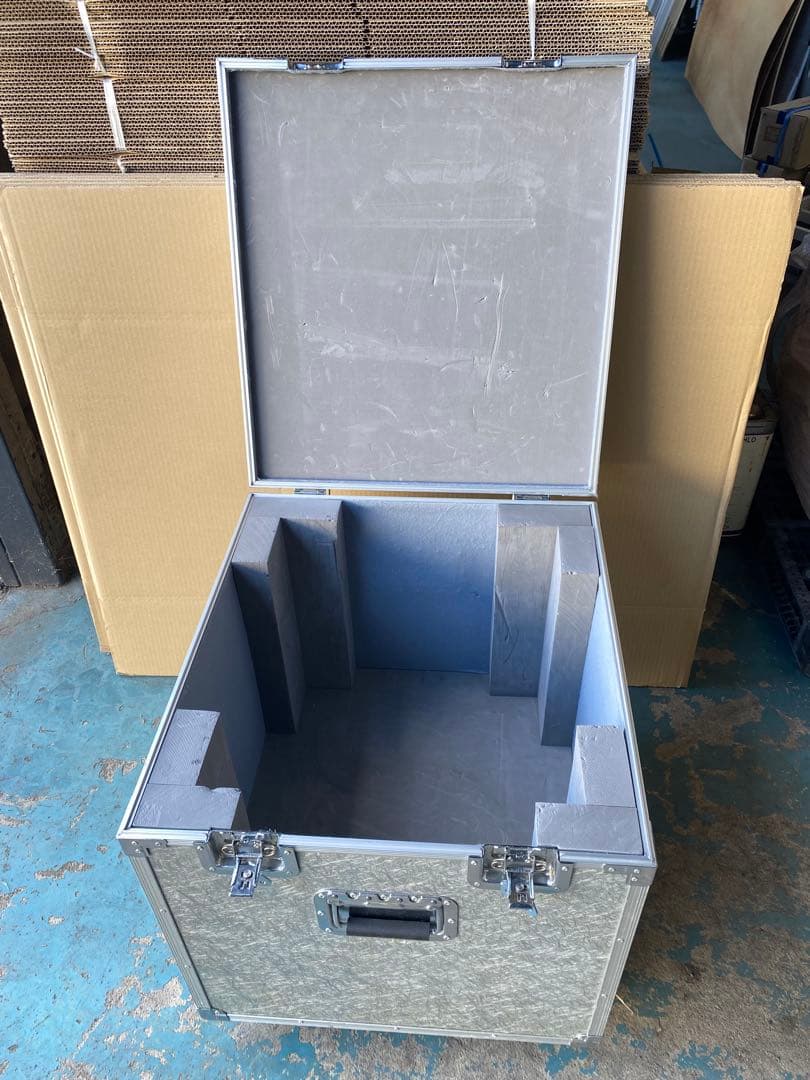 希少 大型ジュラルミンケース キャスター、極厚ウレタン付き