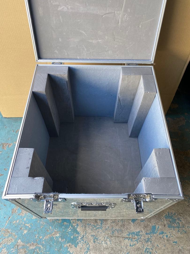 希少 大型ジュラルミンケース キャスター、極厚ウレタン付き