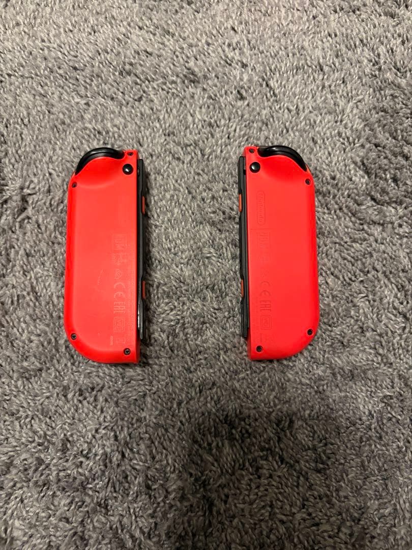 Nintendo Switch 本体とレッドJoy-Conセット