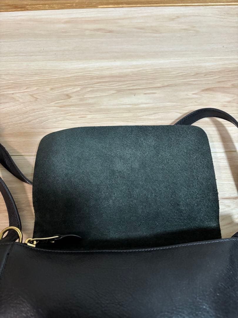 現行　美品　イルビゾンテ　ショルダー　レザー　フラップ 黒　クロスボディバッグ