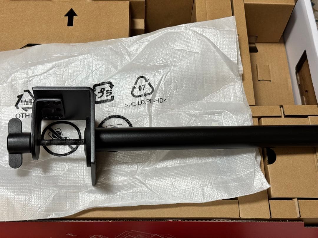 モニターアーム付きゲーミングモニター HyperX Armada 27 QHD