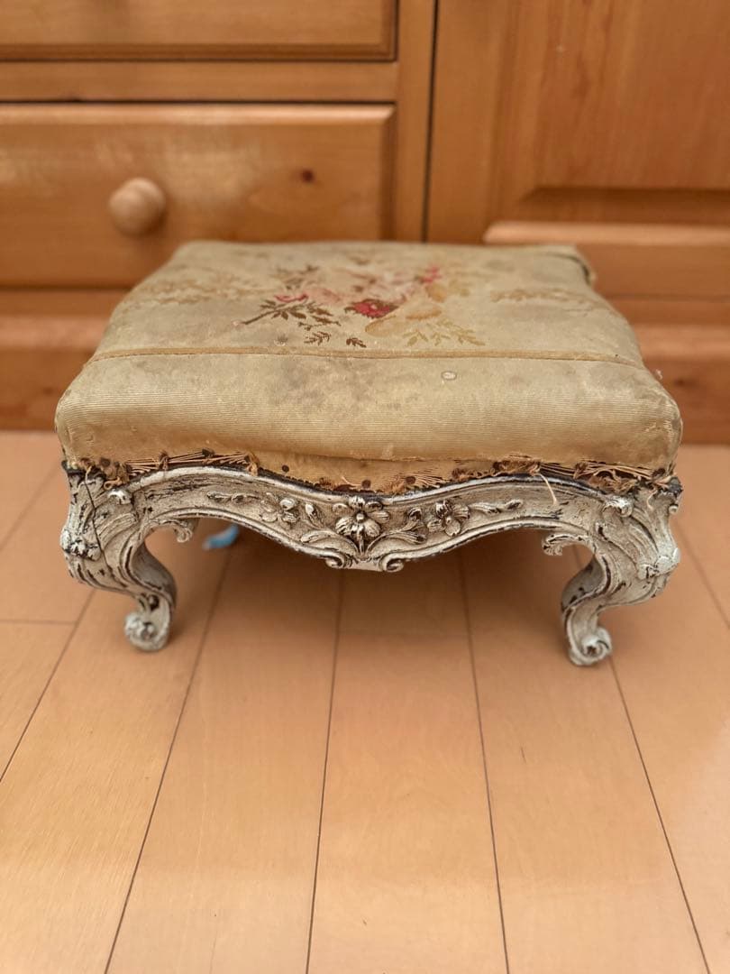 フランスアンティーク 花柄刺繍シャビーなフットスツールデコラティブ脚