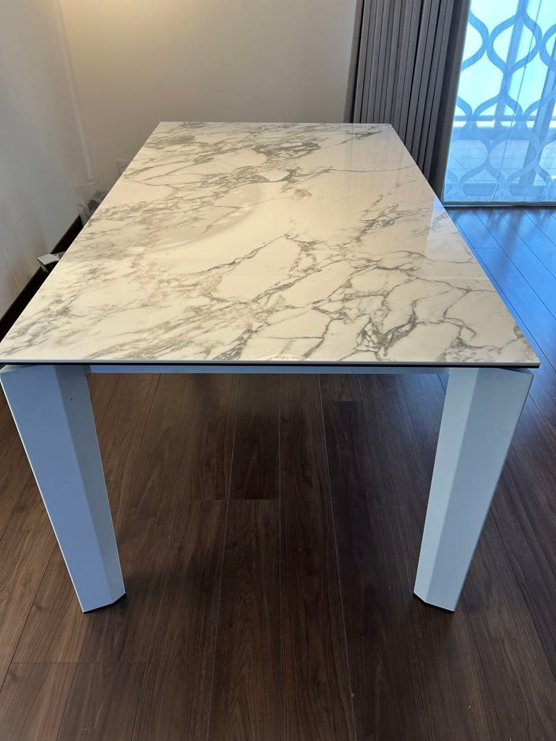 カリガリス　デルタ　伸縮式ダイニングテーブル