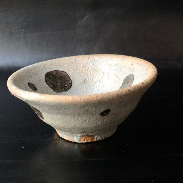 人間国宝古美術◼️蔵から、また凄そうな雰囲気の陶器が出て来ました。お猪口？ぐい呑？