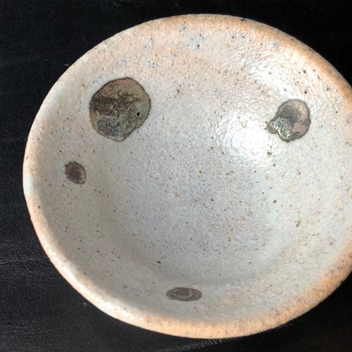 人間国宝古美術◼️蔵から、また凄そうな雰囲気の陶器が出て来ました。お猪口？ぐい呑？