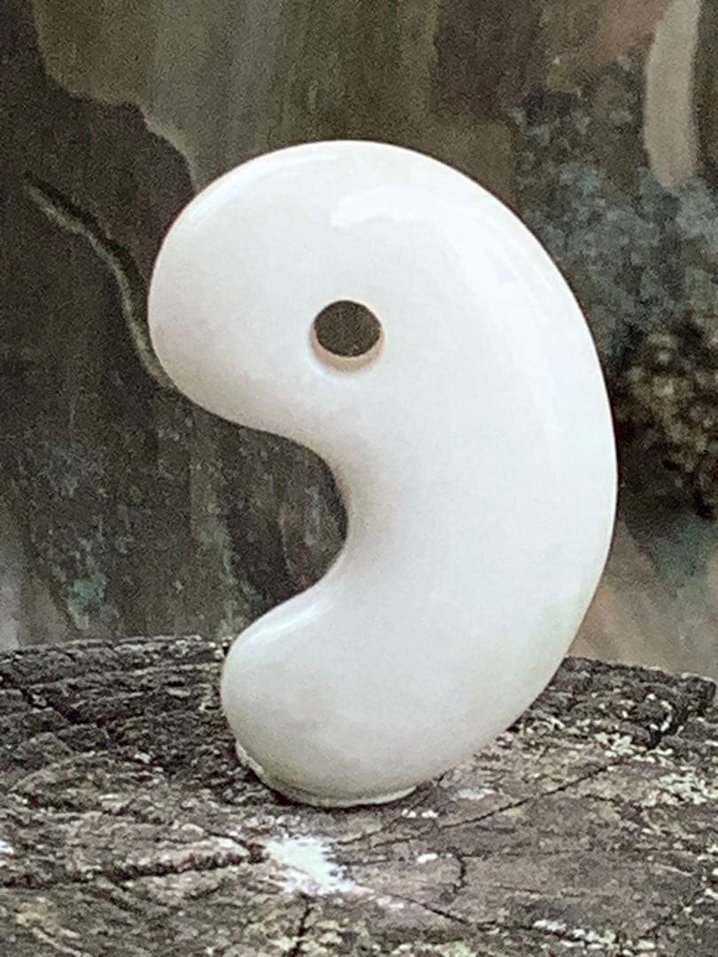 ✳白*混じり無し単色　糸魚川翡翠勾玉　本物ジェダイト　鑑別付　吉祥開運お守りに‼️