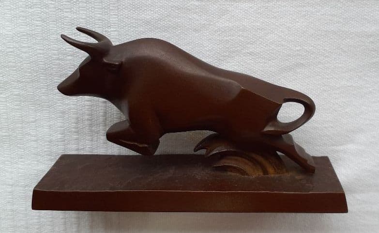 津田永寿作の銅製の牛像です。