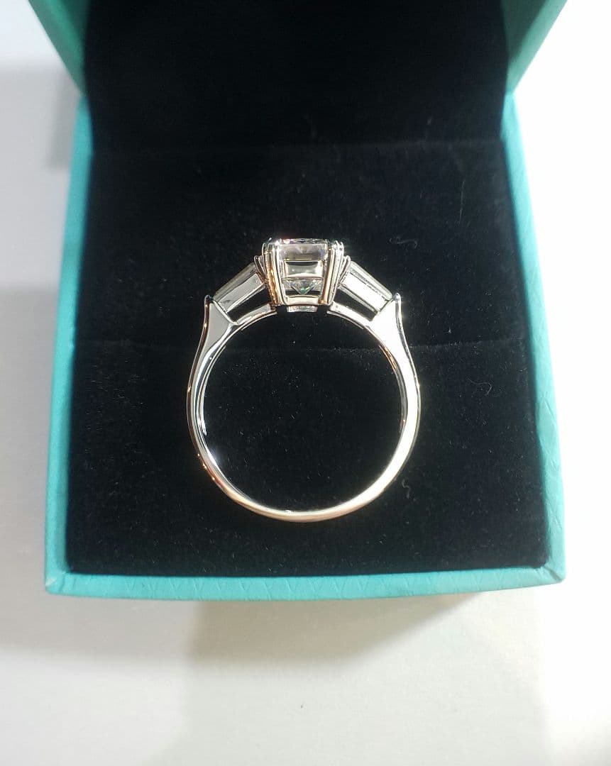 ラスト１本！新春価格！最高級モアサナイト　2カラット　エメラルドカットリング