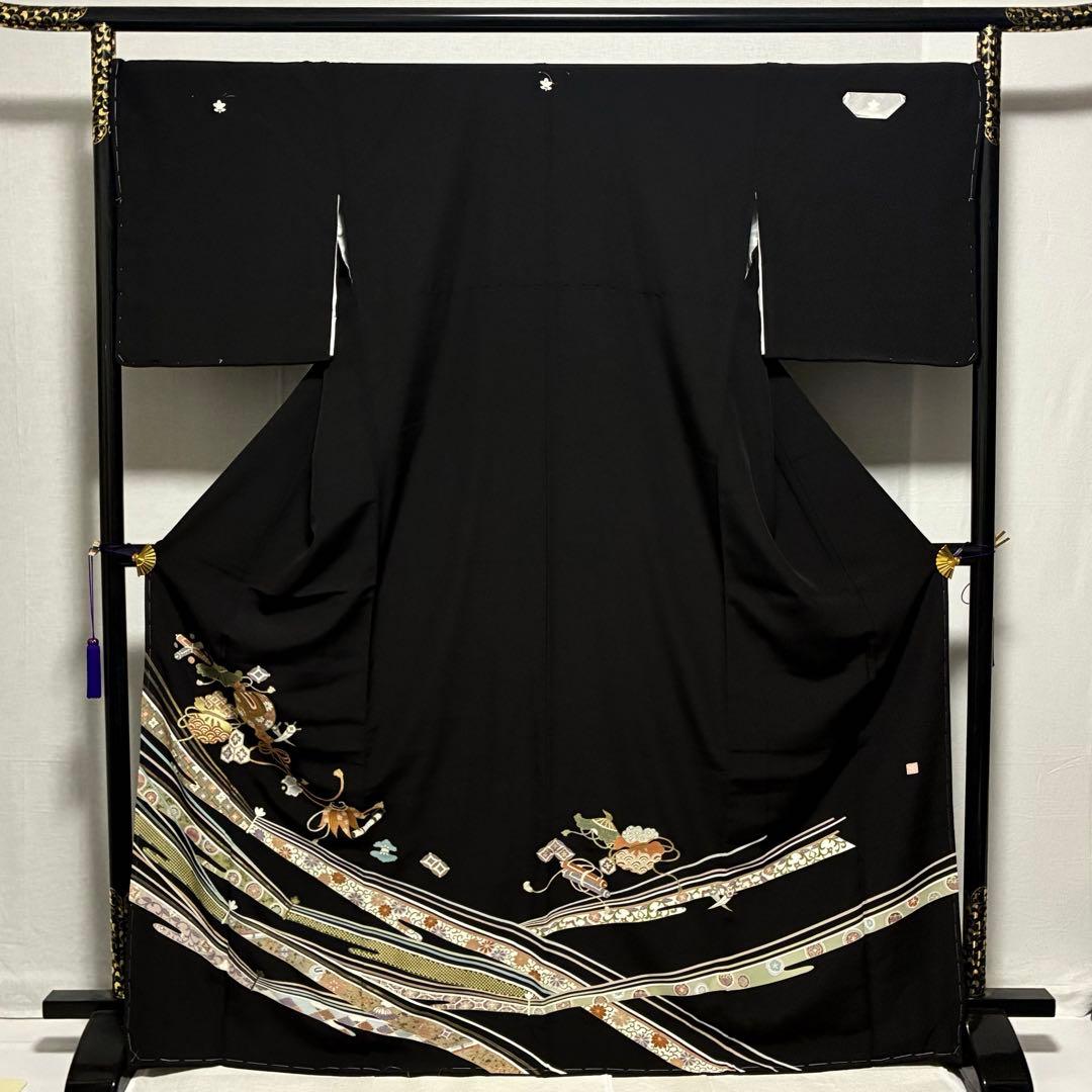 D70黒留袖 宝尽くし 金駒刺繍 菊唐花 正絹着物 袷 しつけ糸付き未使用極美品