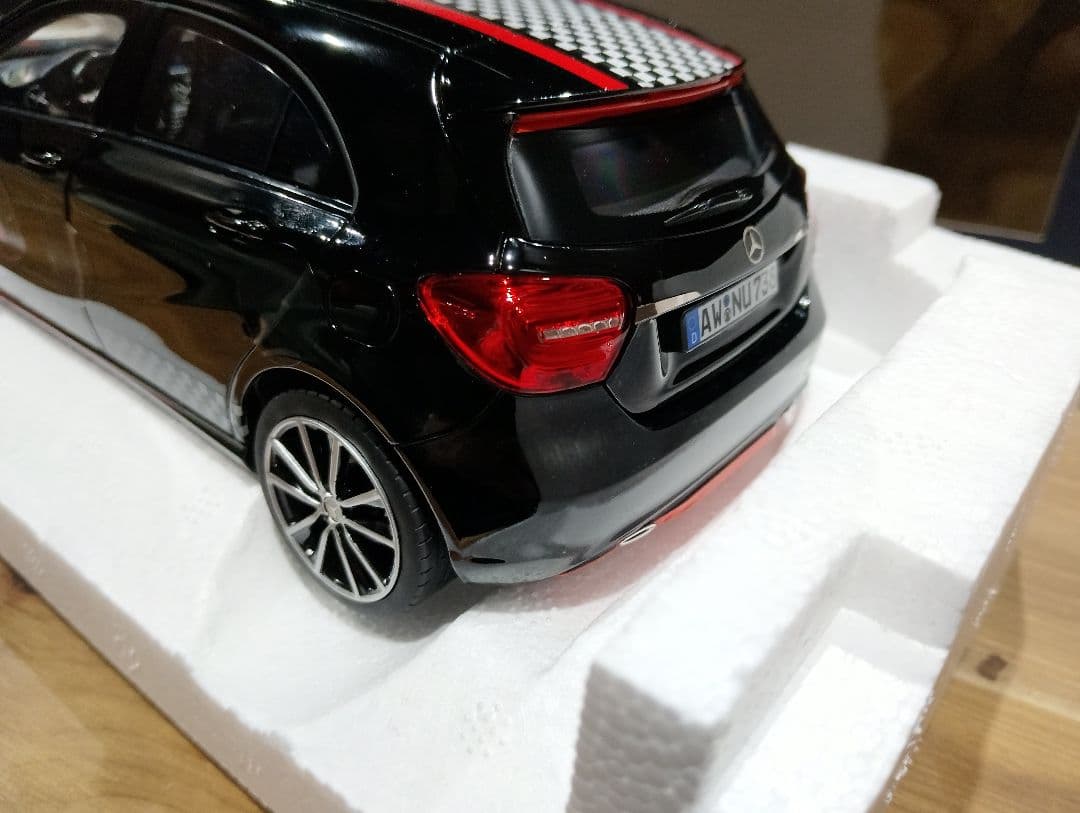1/18　メルセデスベンツ　Aクラス　W176　スポーツ ミニカー　ブラック