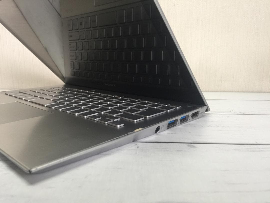 SONY SVP112 11.6型フルHD 重量:870g/薄さ:13.2mm