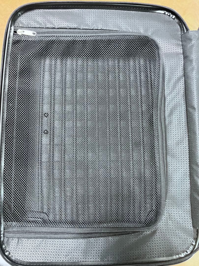 サムソナイト:クロノライト、約38L、超軽量、約1.96kg、機内持込可、