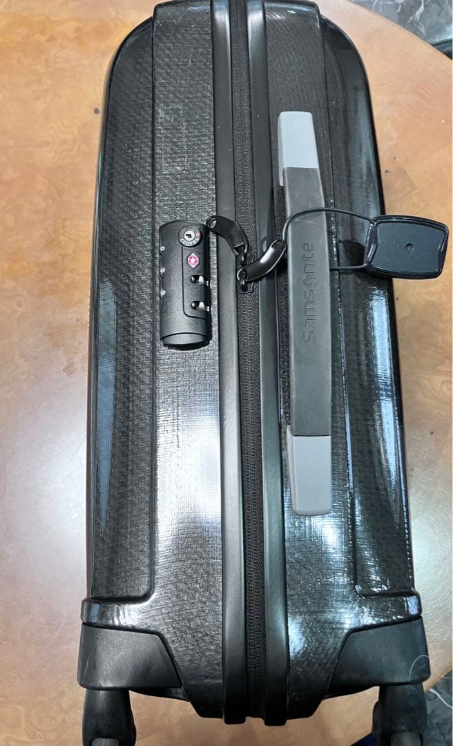 サムソナイト:クロノライト、約38L、超軽量、約1.96kg、機内持込可、