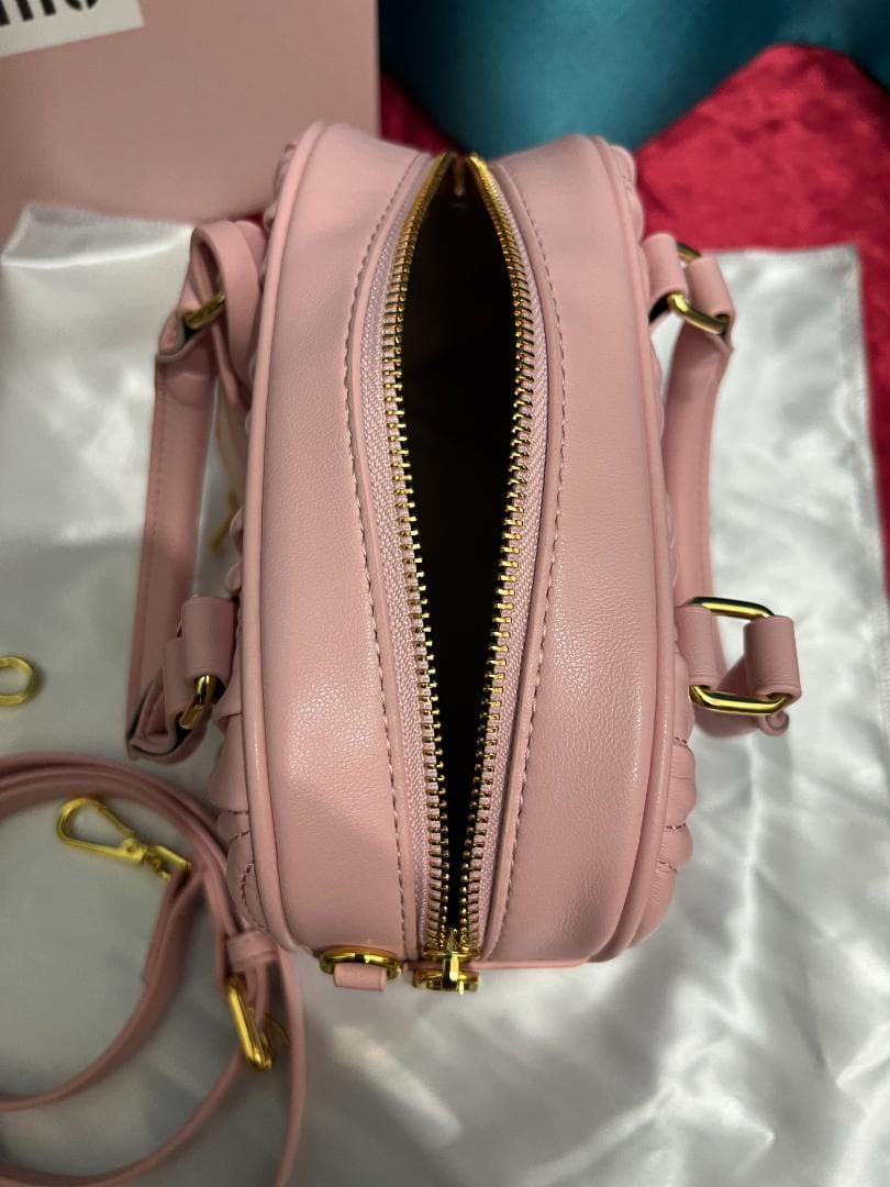 極美品 ピンク ショルダーパッグ