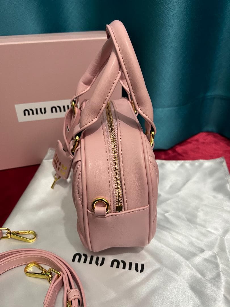 極美品 ピンク ショルダーパッグ