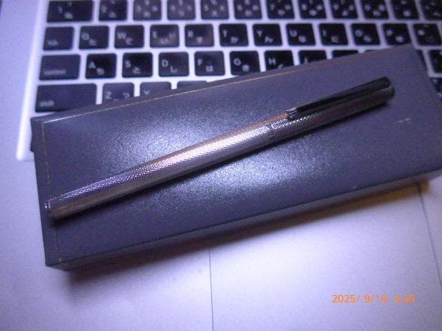 ダンヒルの高級万年筆ジェムラインの14Kペン先 F 銀張りのバーレイ。美品。箱付
