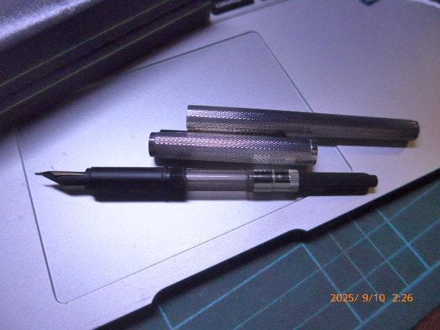 ダンヒルの高級万年筆ジェムラインの14Kペン先 F 銀張りのバーレイ。美品。箱付