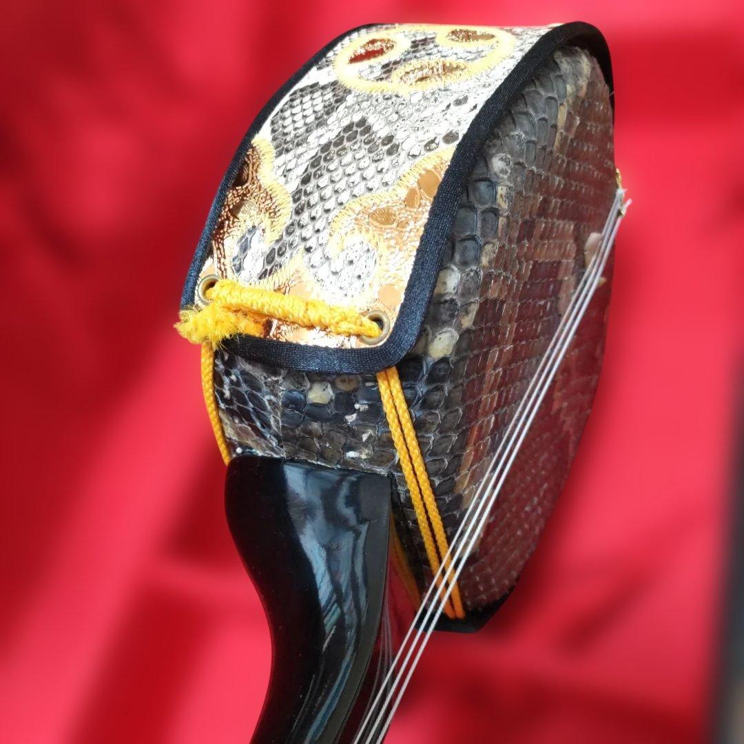 沖縄の三線 守礼印 蛇皮 ハードケース付 裏面に破れあり