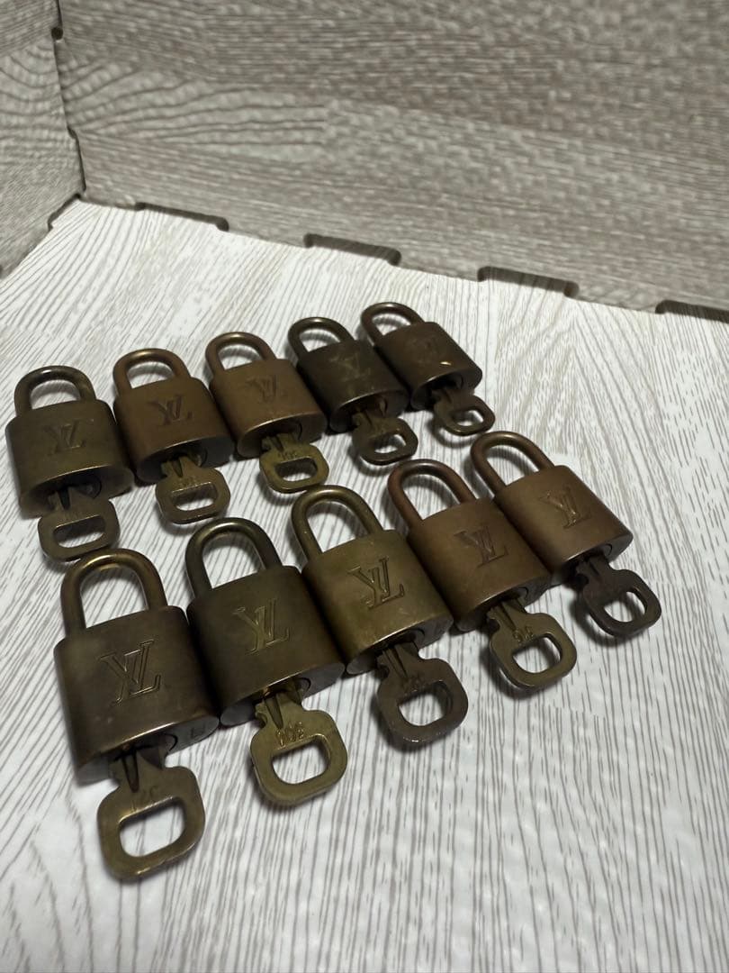 LVロゴ入りブロンズ南京錠10個セット
