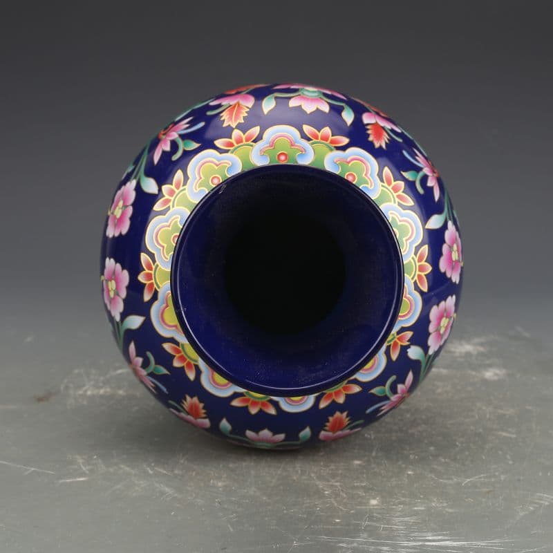 大清乾隆藍地琺瑯彩纏枝紋花瓶 景徳鎮 陶磁器 装飾品 現代工芸品 美術品 置物