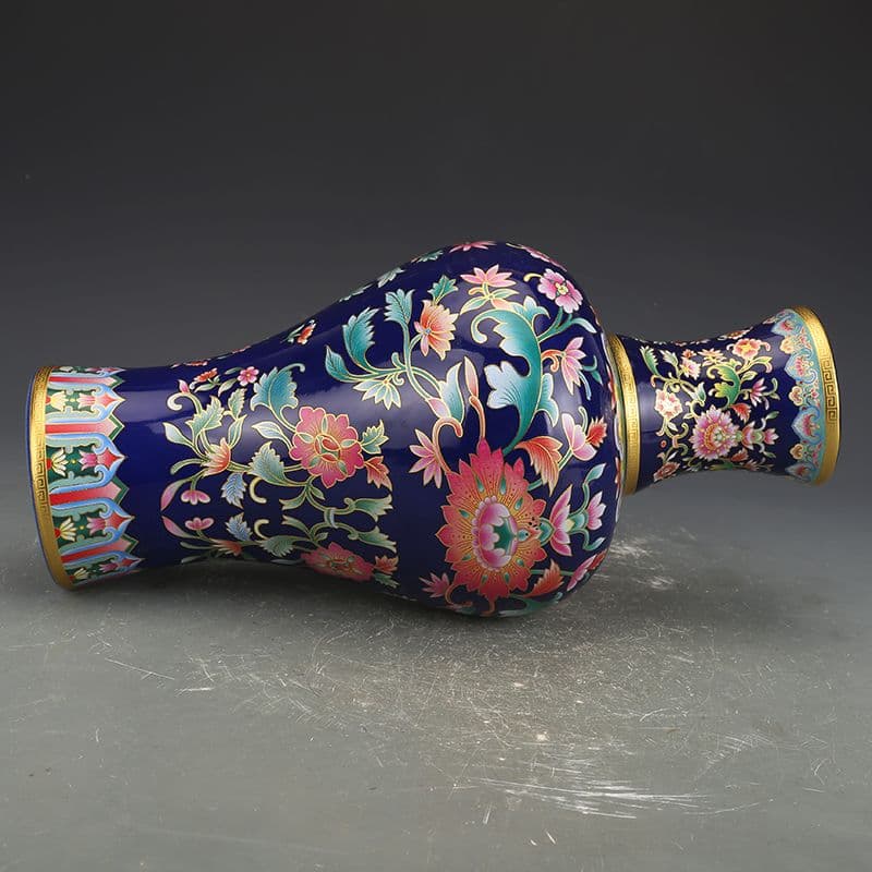 大清乾隆藍地琺瑯彩纏枝紋花瓶 景徳鎮 陶磁器 装飾品 現代工芸品 美術品 置物