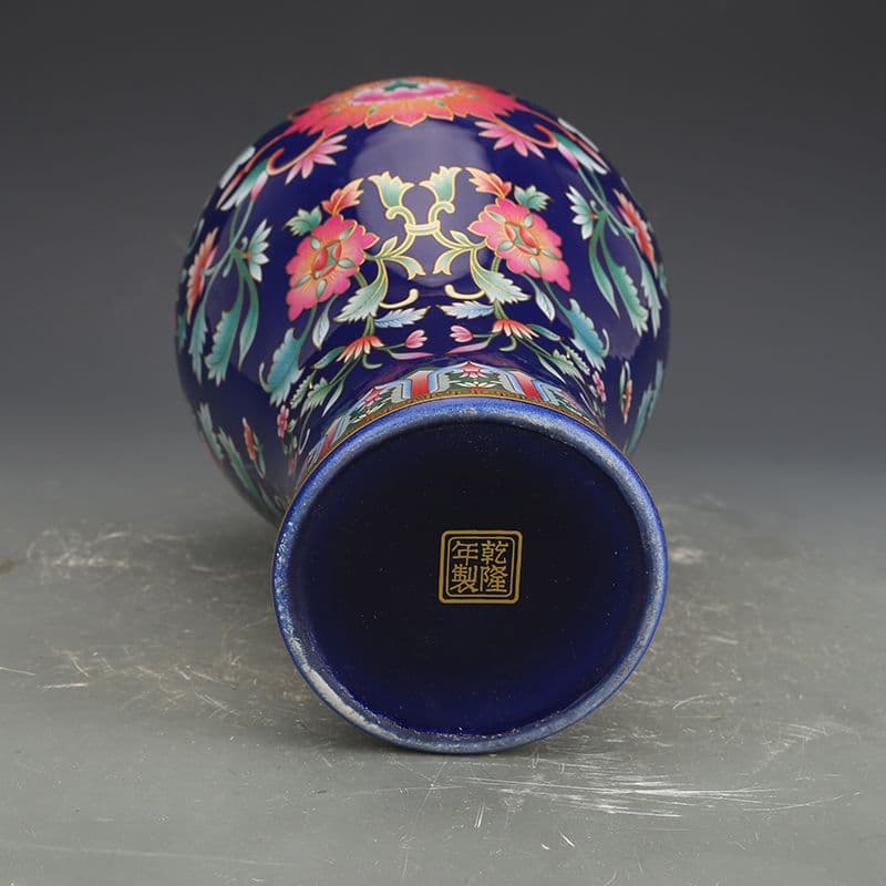 大清乾隆藍地琺瑯彩纏枝紋花瓶 景徳鎮 陶磁器 装飾品 現代工芸品 美術品 置物
