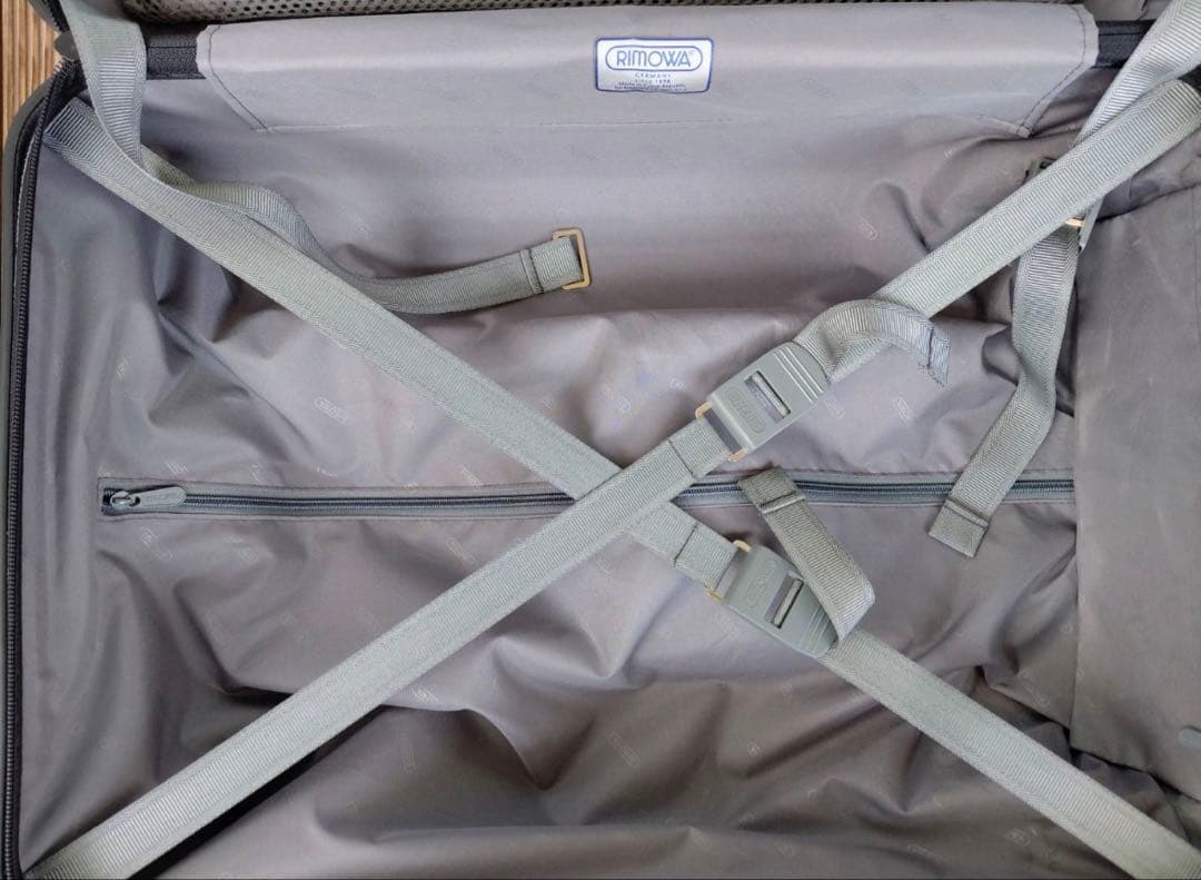 RIMOWA ブラックキャリーケース 中型