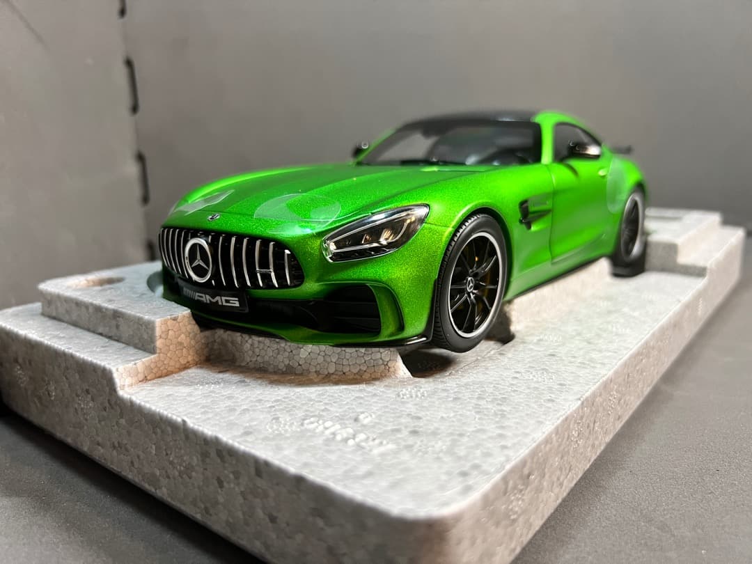 ミニカー Mercedes-AMG GT-RGreen Light Magno(1/18)
