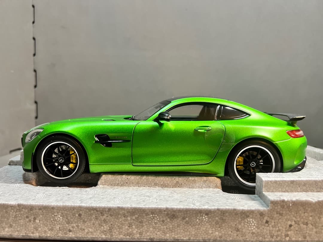 ミニカー Mercedes-AMG GT-RGreen Light Magno(1/18)