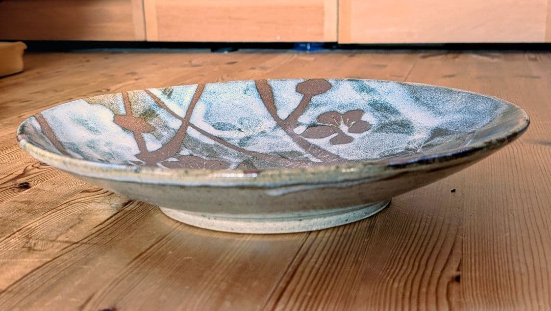 花と枝模様の陶器皿