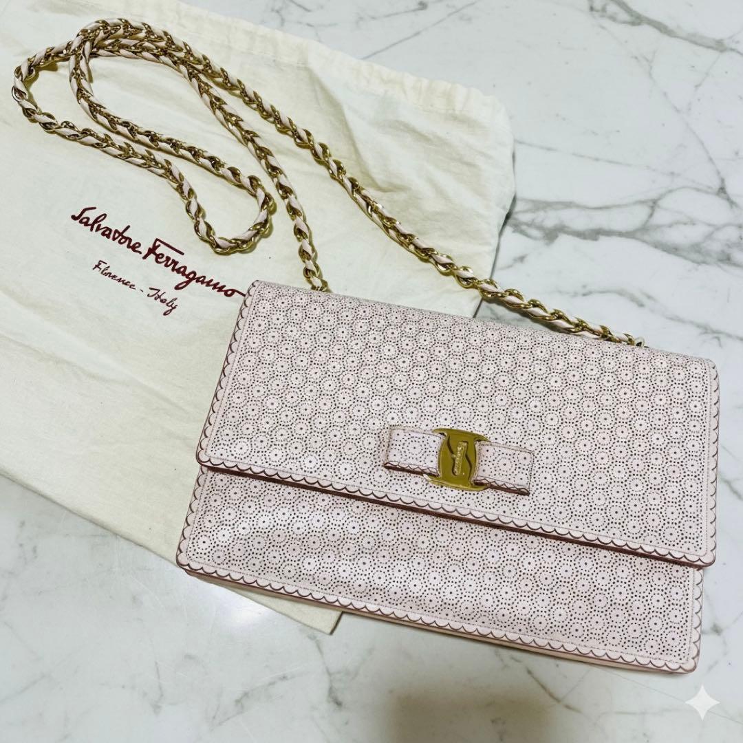 Salvatore Ferragamo フェラガモ ヴァラ チェーンバッグ