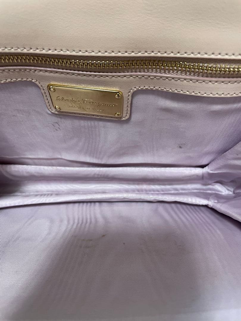 Salvatore Ferragamo フェラガモ ヴァラ チェーンバッグ