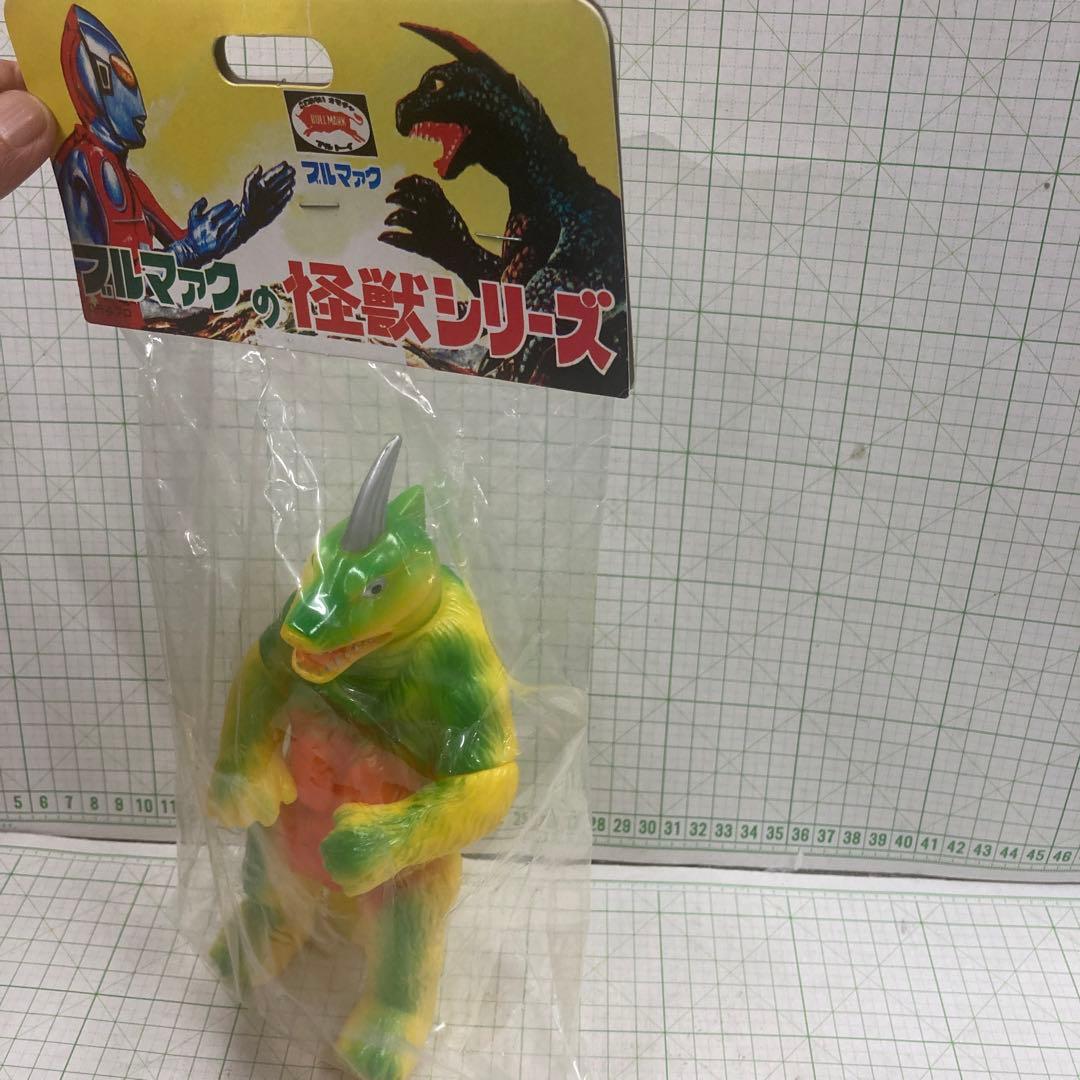 2000年ブルマーク復刻版怪獣シリーズの初期版ウルトラマン怪獣ソフビのスノーゴン