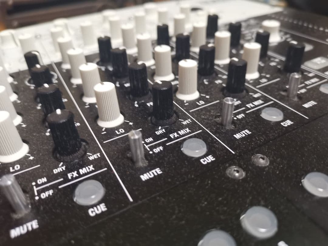 DJミキサー ZERO4 4チャンネル