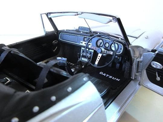 特価 AUTOart 1/18 ダットサン フェアレディ 2000 SR311