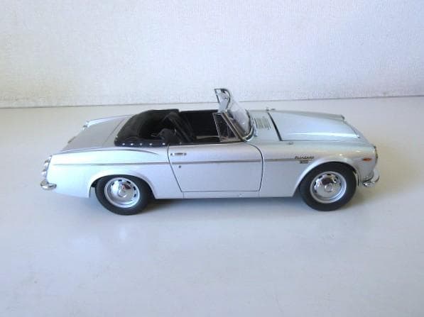 特価 AUTOart 1/18 ダットサン フェアレディ 2000 SR311