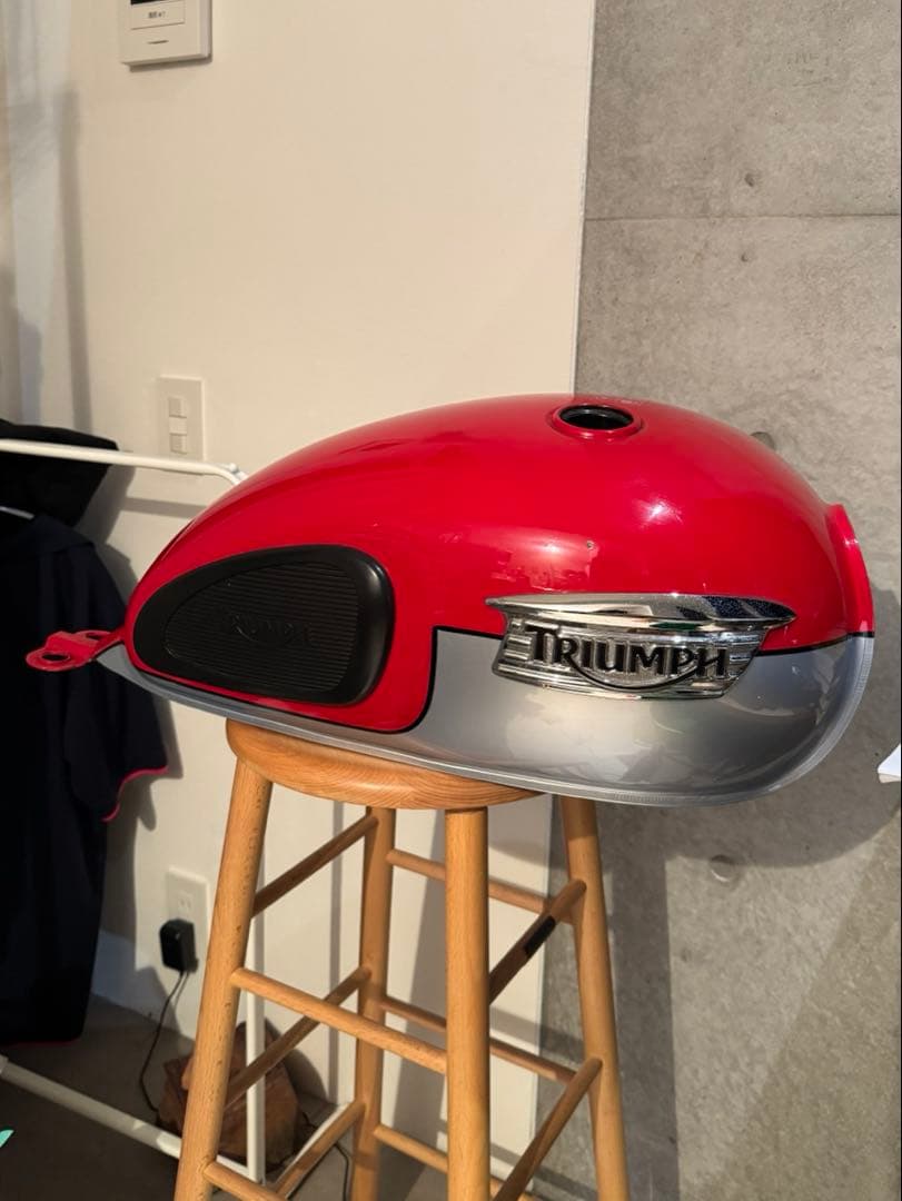 トライアンフ　タンク　triumph ボンネビル　スクランブラー