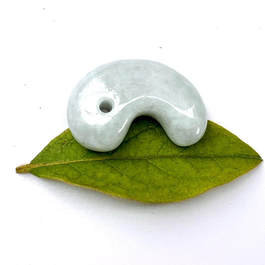 ✳️糸魚川翡翠勾玉の最高峰　アイスジェード‼️ 本物の肌目を　縁起物　鑑定鑑別…