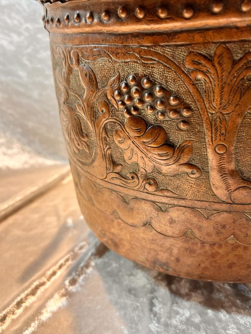 銅のバケツ　持ち手付き　ブドウの柄　打ち出し　彫り