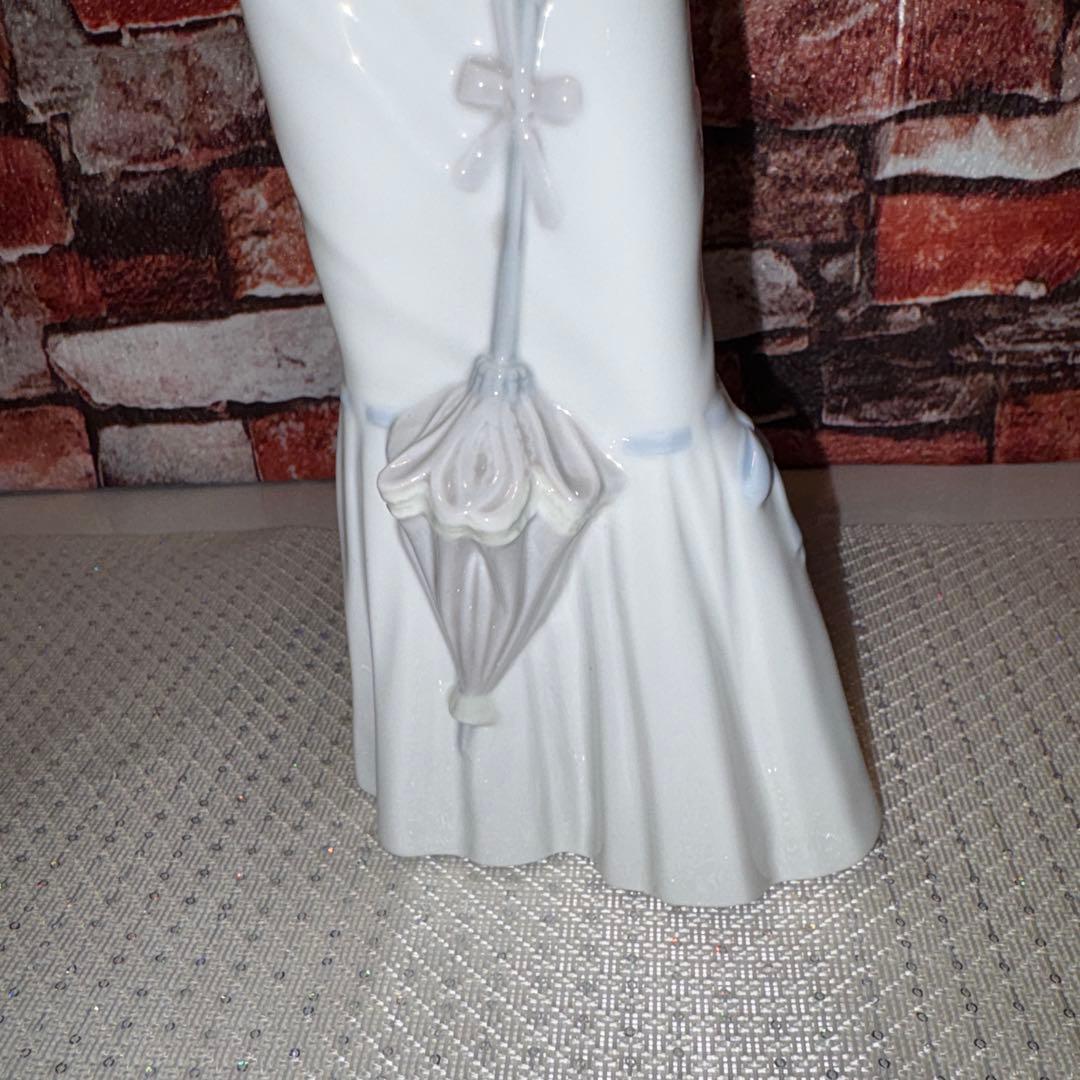 リヤドロ　犬を抱く貴婦人