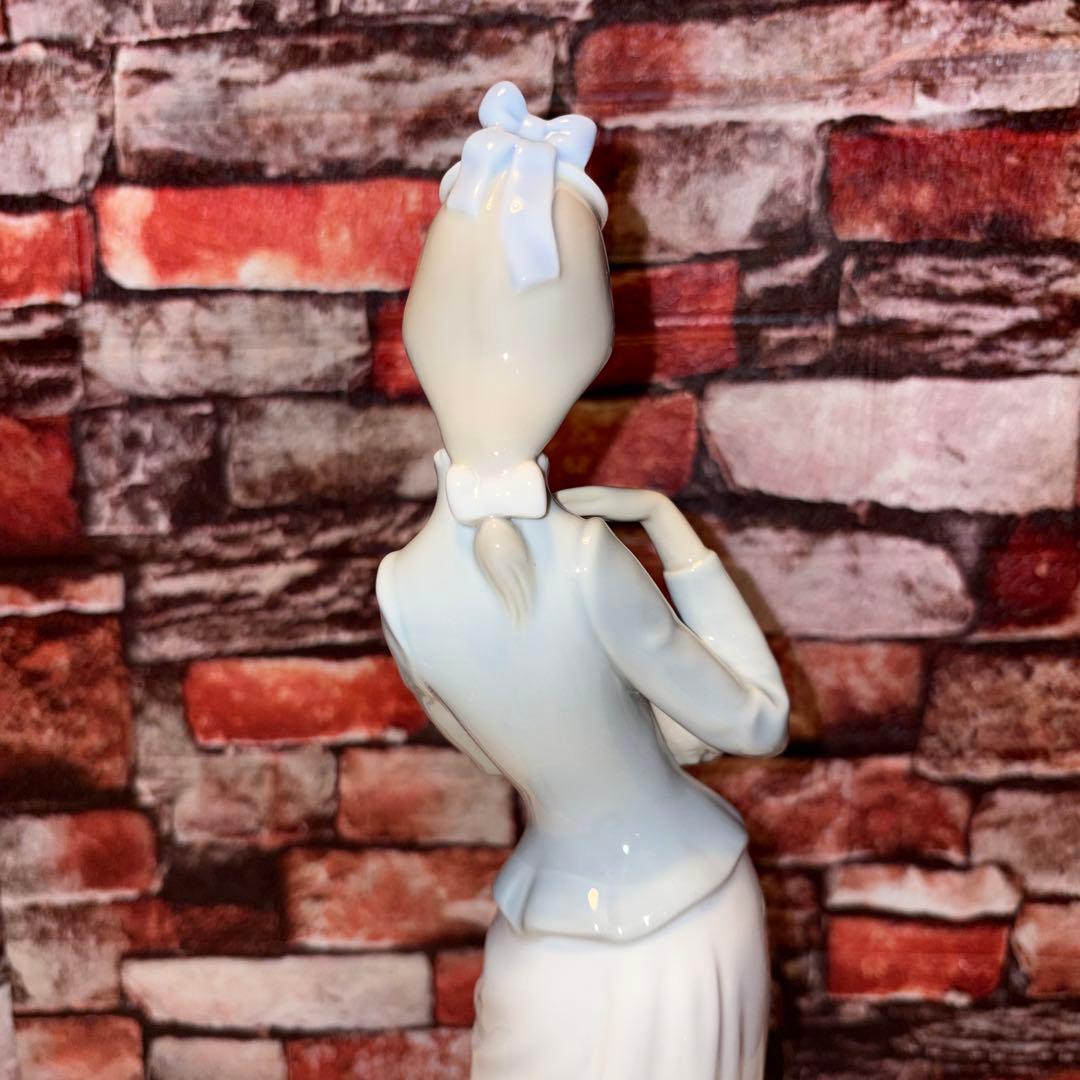 リヤドロ　犬を抱く貴婦人