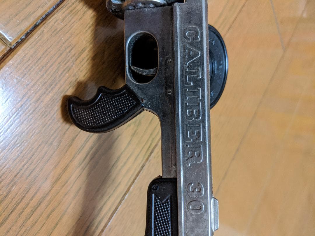 火薬のマシンガンです。