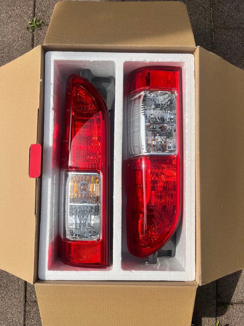 ハイエース　200系　純正テールランプ　新車外し