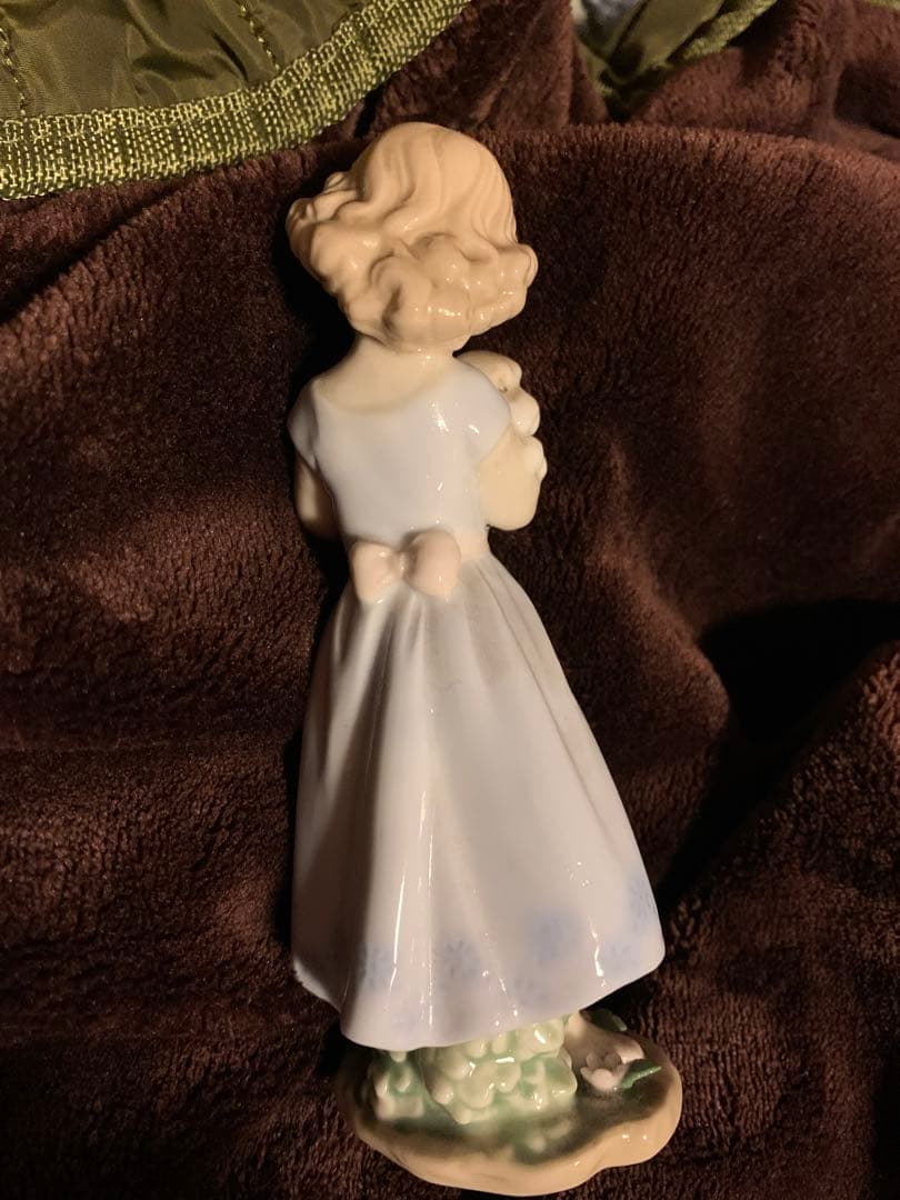 リヤドロ(廃盤)少女と仔犬「風邪をひかないように」