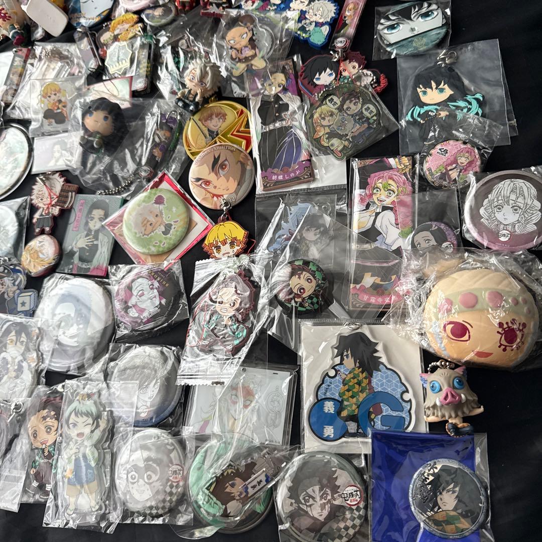 鬼滅の刃　缶バッジ　ラバスト　アクリルスタンド等　約150点大量まとめ売り