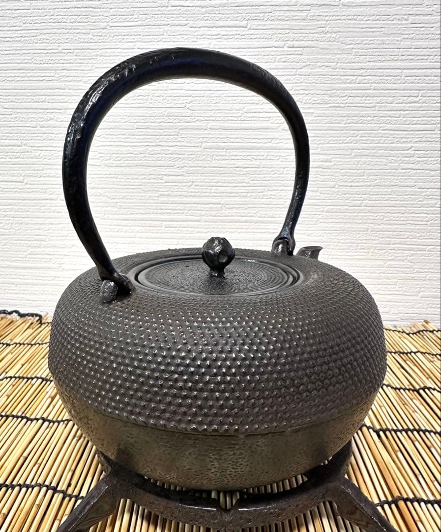 未使用品　南部盛岡東文堂造　１０型姥口アラレ　南部鉄瓶　南部鉄器　鉄瓶