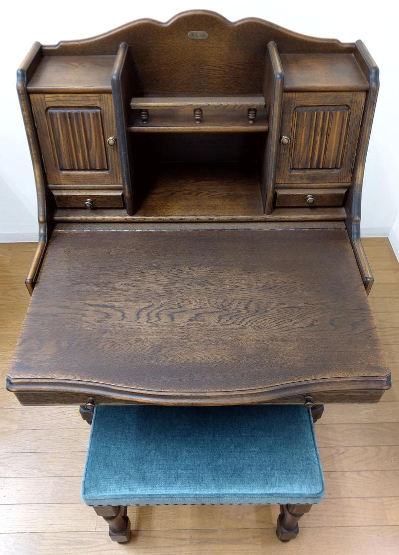 美品 英国 アンティークデザイン BRIGHTON ドレッサー 鋲打スツール