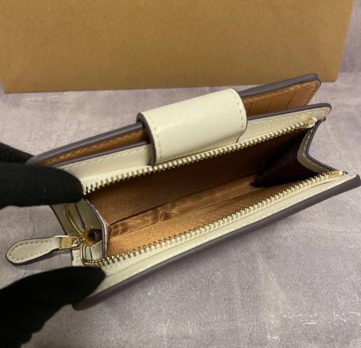 新品未使用コーチ二つ折り財布ベージュシグネチャーレディースメンズ送料無料即日発送